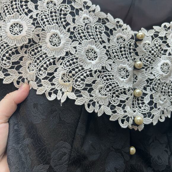 VTG 80s Black Jacquard Blouse Lace Collar Pearl Buttons Romantic Victorian SZ 8 - Picture 6 of 9